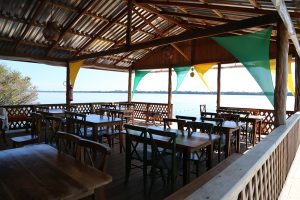Flutuante Flor do Luar, em Novo Airão, sabor regional com toque gourmet