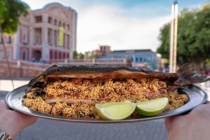 Vizinhos do Teatro Amazonas, restaurantes revelam os sabores regionais