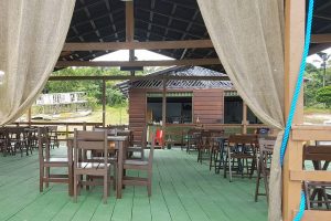 Cinco restaurantes flutuantes para experimentar a comida regional do Amazonas