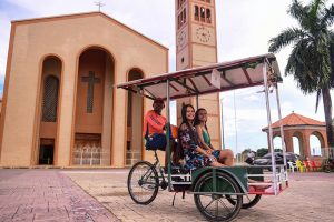 Veja como é o passeio de triciclo por Parintins