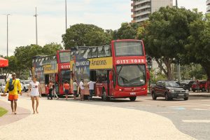 Ônibus percorre os principais pontos turísticos de Manaus