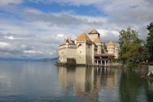 Cartão postal da Suíça, Château de Chillon impressiona pela beleza e história