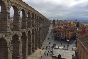 O castelo que inspirou Disney, o aqueduto romano e o cochinillo cortado com prato. É Segóvia, patrimônio da humanidade