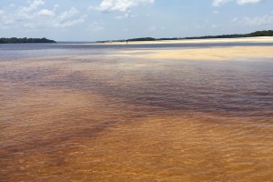 Praias de Novo Airão revelam um rio Negro belo e inexplorado