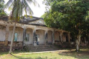 Vila de Paricatuba: ruínas históricas, belas praias e mirante para o rio Negro