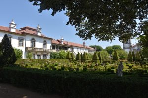 Vila portuguesa se transforma em um imenso jardim