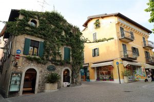 Roteiro por Sirmione: castelo, praias e ruínas romanas no Lago di Garda