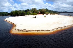 Tupé, a praia do rio Negro próxima a Manaus que é entrada de reserva natural