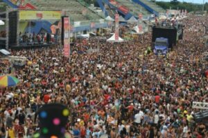 Galo de Manaus agita a terça de Carnaval com trios elétricos no Sambódromo